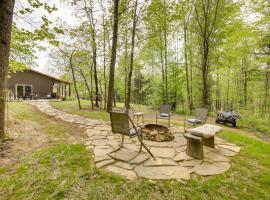 French Lick Cabin with Covered Porch and Gas Grill!，位于弗伦奇利克的酒店