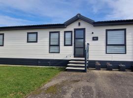 Stunning 6 Berth Lodge With Decking At Manor Park In Hunstanton Ref 23064k，位于亨斯坦顿的露营地