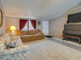 Tennessee Vacation Rental about 2 Mi to Windrock Park!，位于橡树岭的酒店