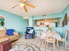 Bright Carolina Beach Condo Public Beach On-Site，位于卡罗来纳比奇的酒店