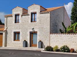 La Grange 3 étoiles - Maison d'hôte à 10 min des plages，位于Thairé的旅馆