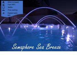 Semaphore Sea Breeze-Family Beach-Heated Plunge Pool Holiday House 4 brm 2 bath，位于撒马佛的酒店