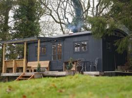 Shepherds Hut in countryside near Bath and Bristol，位于布里斯托的乡村别墅