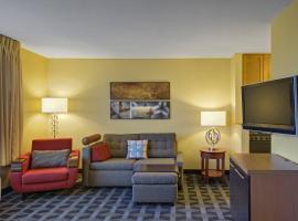 堪萨斯城欧弗兰帕克万豪广场套房酒店，位于欧弗兰帕克铁马高尔夫球场附近的酒店