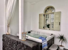 Luxury Vacation Villa Irene with private juccuzi，位于费拉的豪华酒店