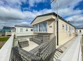 Modern Caravan With Wifi At Martello Beach Holiday Park In Essex Ref 29015sv，位于滨海克拉克顿的露营地