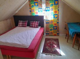 Small bedroom, outside toilet, shower kitchen, 120 m from Sandbach，位于Bräcke的酒店