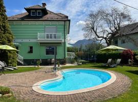 Vila Lesce with heated outdoor pool，位于勒什的酒店