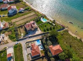 Villa Mattina, with heated pool and jacuzzi，位于普利拉卡的海滩短租房