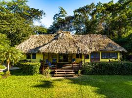 Tanager RainForest Lodge，位于Big Falls的度假村