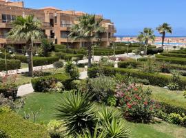 396 Blumar Chalet North Coast Sidi-abdelrahman families & couples only，位于阿莱曼的酒店