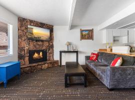 04- Kodiak Bear At Village Suites Inn，位于大熊湖的山林小屋