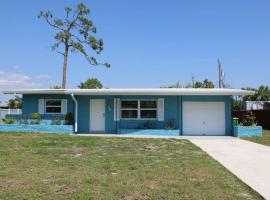 Pool house in Port Charlotte，位于夏洛特港夏洛特港镇中心购物中心附近的酒店