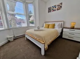 Incredible Private Rooms All with Private Bathrooms in a Fully Serviced House next to City Centre with Free Parking