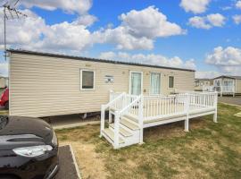 Caravan With Decking At Martello Beach Nearby Clacton-on-sea Ref 29017kv，位于滨海克拉克顿的酒店