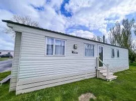 Lovely 8 Berth Caravan At Martello Beach Holiday Park Ref 29009tv