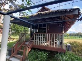 CHALET GANDUL D'RUMAH BONDA RIVER VIEW Kuala Kangsar，位于Kampong Senawar的酒店