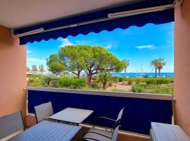 Apartment in Fréjus Plage by the seaside with direct access to the beach，位于弗雷瑞斯的别墅
