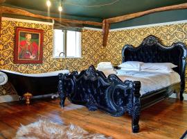 Huge & Deluxe 600 Year Old Essex Manor House，位于萨弗伦沃尔登的酒店