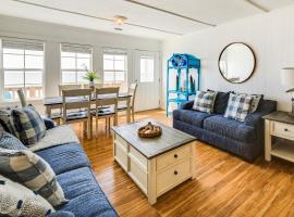 Beachfront Emerald Isle Vacation Rental with Deck!，位于翡翠岛的度假屋