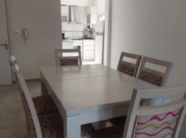 Super Departamento amplio y luminoso con cochera，位于Lanús的酒店