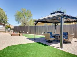 Central Prescott Home with Putting Green and Fire Pit，位于普雷斯科特的酒店