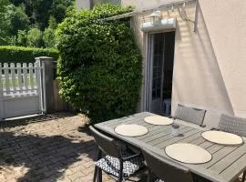 Petite maison avec terrasse