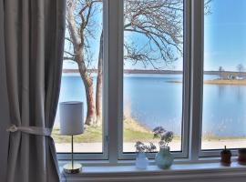 Captivating Harbor View Suite，位于东哈尔马的度假短租房