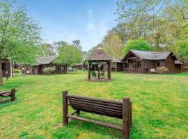 Tilford Woods Lodge Retreat，位于法纳姆的酒店