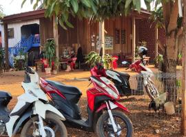 Tree Trails Homestay & Offers Jungle Trekk-Scooter For Rental，位于邦隆的酒店