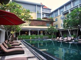 库塔卡纳酒店，位于库塔巴厘岛购物中心附近的酒店