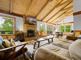 Chic private cabin w/ epic views & amenities!，位于Cove Creek Cascades的带停车场的酒店