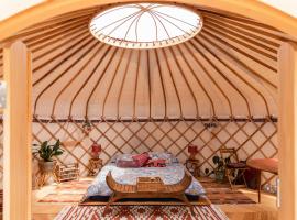 Luxury yurt glamping at Littlegrove，位于Adventure Bay的豪华帐篷营地