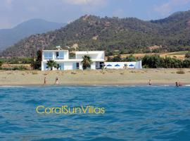 Blue - Beach Front Spectacular Villa Sleeps 10，位于阿尔加卡的酒店