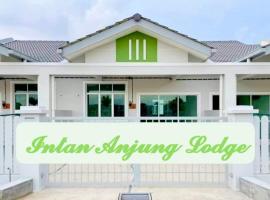 Homestay Intan Anjung Lodge，位于马六甲的木屋