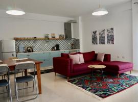 Lovely 2 bedroom condo with free parking，位于伏罗拉的酒店