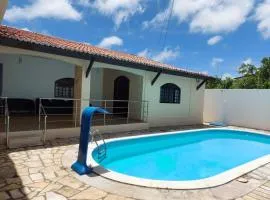Casa agradável com piscina, ar condicionado e churrasqueira