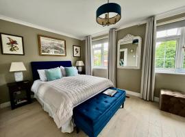 En-suite luxury large bedroom with parking and two tickets to Kew Gardens，位于Kew Gardens里士满站附近的酒店