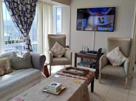 Lovely 2 bedroom self-catering apartment located 1 min from the beach，位于斯特兰德的公寓