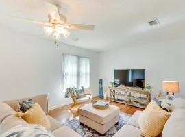 Bright Navarre Vacation Rental, 2 Mi to Beach!
