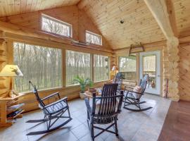 Rustic Tustin Cabin on 7 Acres with Fire Pit and Porch，位于Tustin的酒店