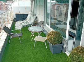 Liège centre Médiacité appartement parking gratuit terrasse immense 8ème pour 2 personnes，位于列日Aquarium Museum附近的酒店