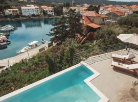 SOL luxury residence near the beach with shared heated pool，位于博扎瓦的家庭/亲子酒店