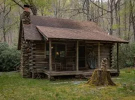 Creekside Hideaway Rustic Cabin - Secluded, Creekside Family Cabin