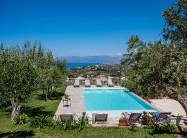 Villa Maria con piscina e vista mare，位于卡斯泰拉马莱的度假屋