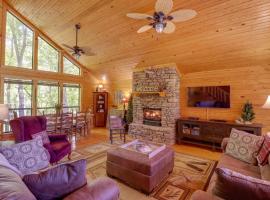 Roomy Riverfront Trout Valley Cabin with Porch!，位于芒廷维尤的酒店