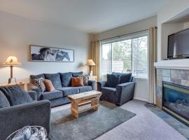 Charming Redmond Townhome with Resort Amenities，位于雷德蒙德的酒店