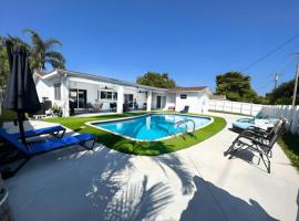 Luxurious & Modern Open Floor Plan Heated Pool Villa，位于好莱坞的酒店