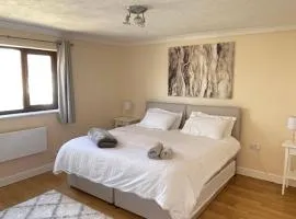 On Site Stays - Cosy ground floor 2 bed with Wifi and lots of Parking