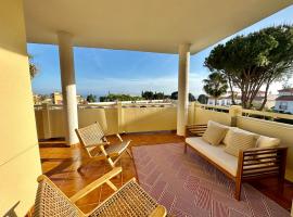 Seaview and big terrace Cabopino，位于马贝拉卡普比诺高尔夫附近的酒店